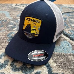 NWT Columbia Navy and White Trucker Hat Olympic National Park Patch
